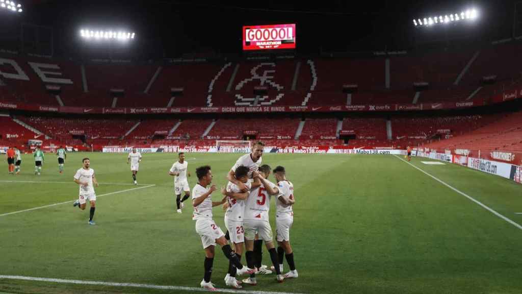 Los jugadores del Sevilla celebran un gol frente al Betis / EFE