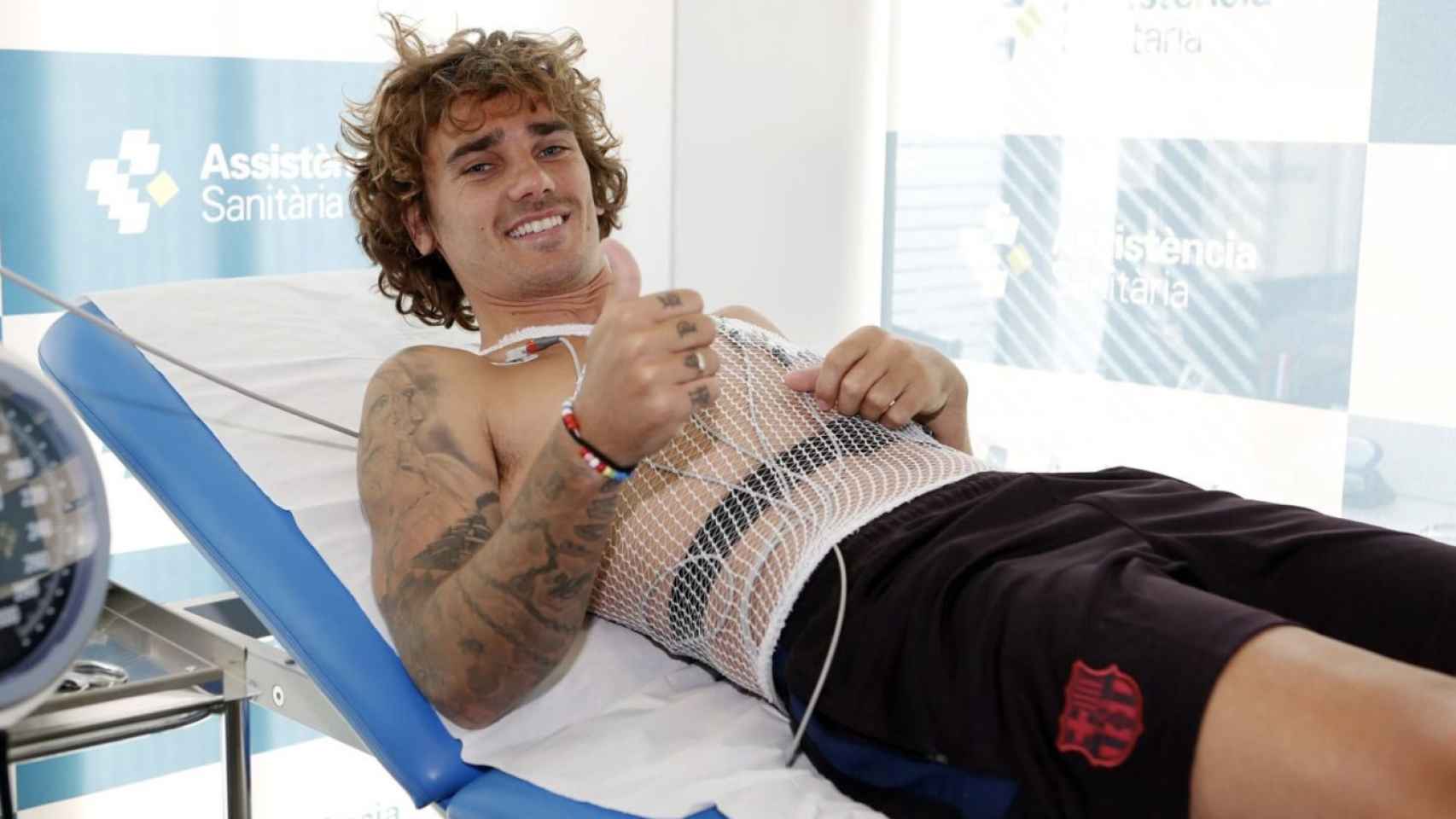 Una foto de Antoine Griezmann pasando la revisión médica con el Barça / FCB