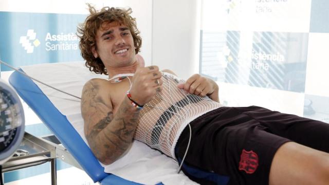 Una foto de Antoine Griezmann pasando la revisión médica con el Barça / FCB
