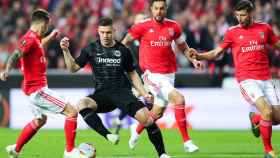 Luka Jovic jugando contra Alejandro Grimaldo en el Benfica-Eintracht / EFE