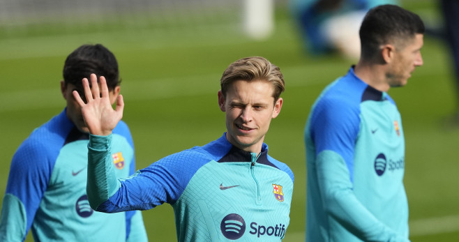 Frenkie de Jong, durante un entrenamiento junto a Pedri y Lewandowski / FCB