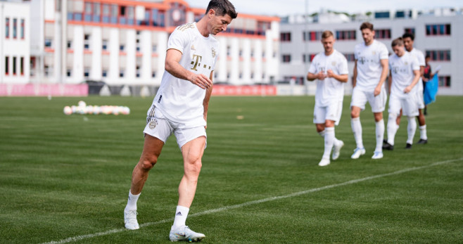 Robert Lewandowski luce su cuádriceps fibrado en el entrenamiento del Bayern / FCB