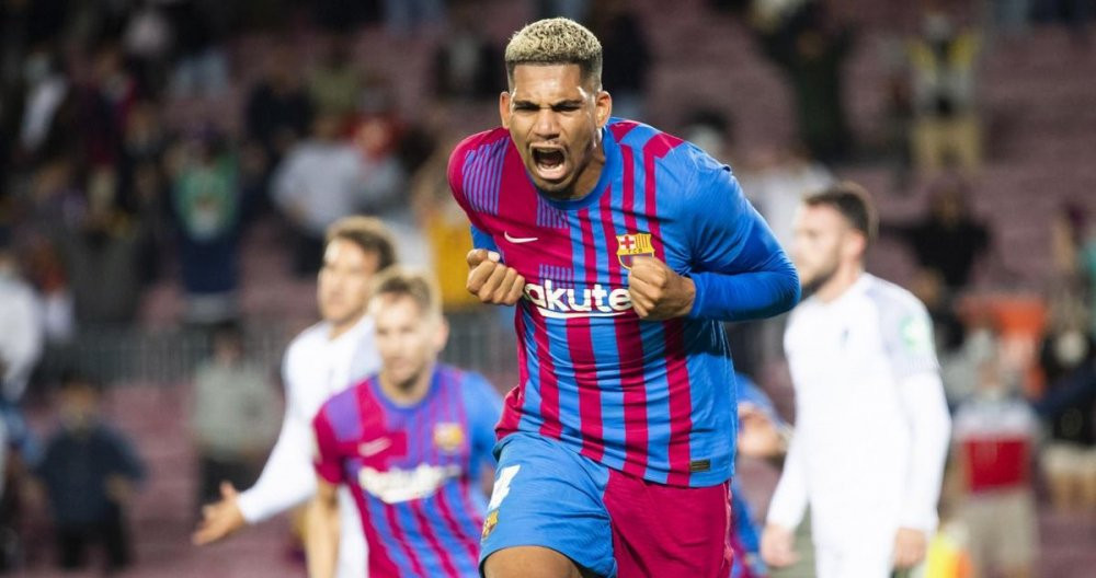 Araujo celebrando su gol contra el Granada / FC Barcelona