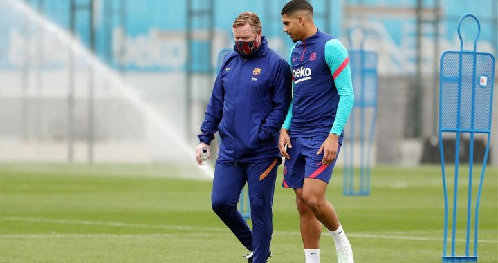 Araújo, junto a Koeman en un entrenamiento | EFE