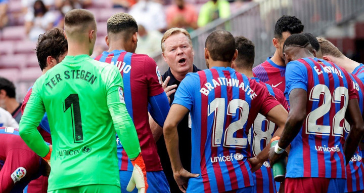 Ronald Koeman da instrucciones a sus jugadores ante el Getafe / EFE