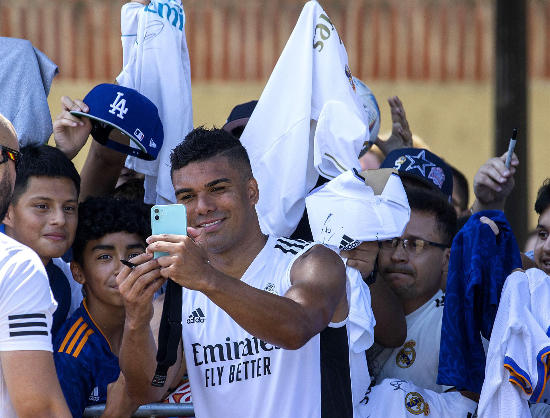 Casemiro se pega un baño de masas después de dejar huella en el clásico con sus 'marranadas' / EFE