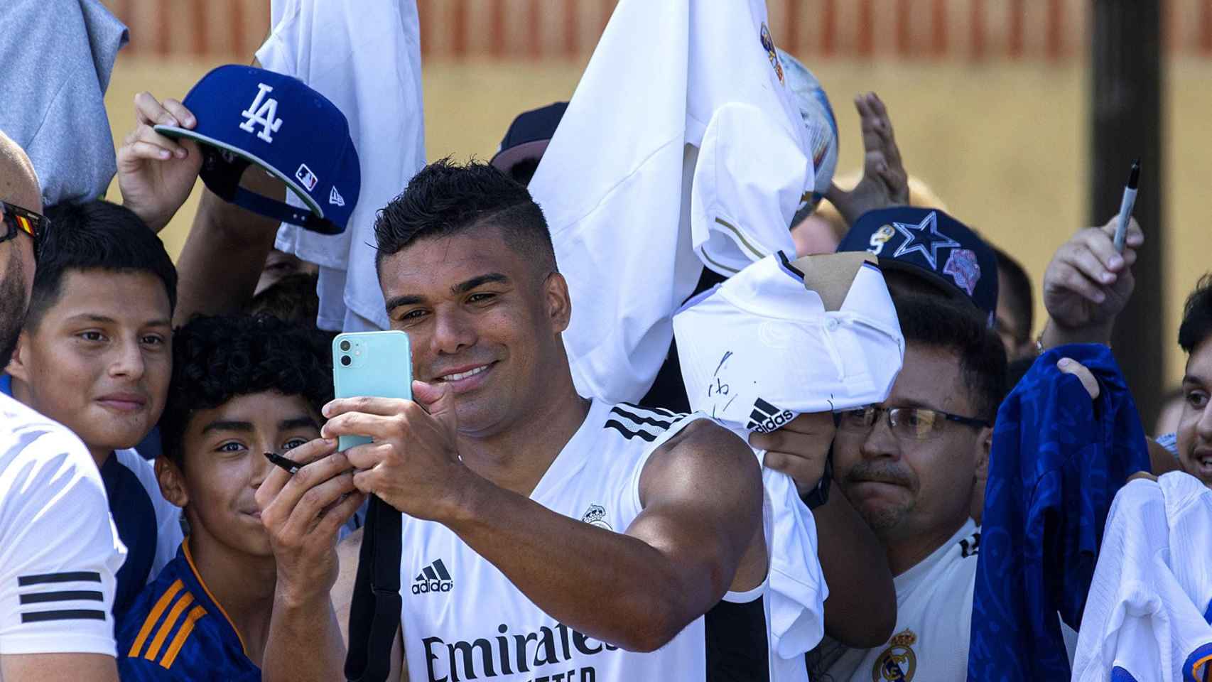 Casemiro se pega un baño de masas después de dejar huella en el clásico con sus 'marranadas' / EFE