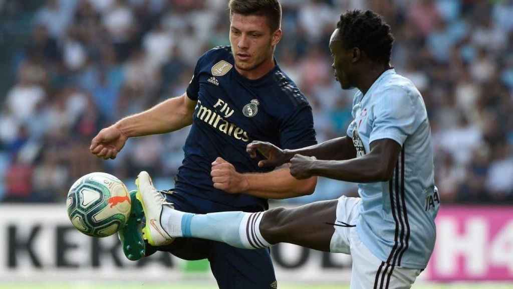 Luka Jovic disputa un balón con Pione Sisto / TWITTER