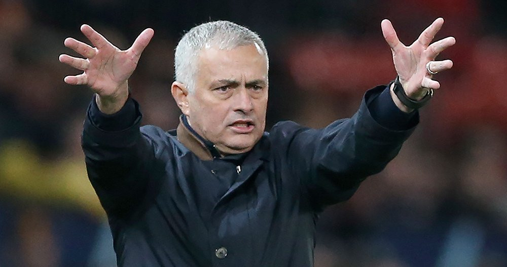 El técnico José Mourinho, desesperado en un partido de fútbol / EFE