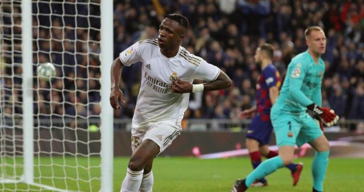 El jugador del Real Madrid Vinicius Junior celebra su gol contra el Barça / EFE