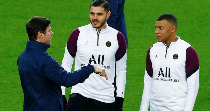 Mauricio Pochettino hablando con Kylian Mbappé y Mauro Icardi / EFE