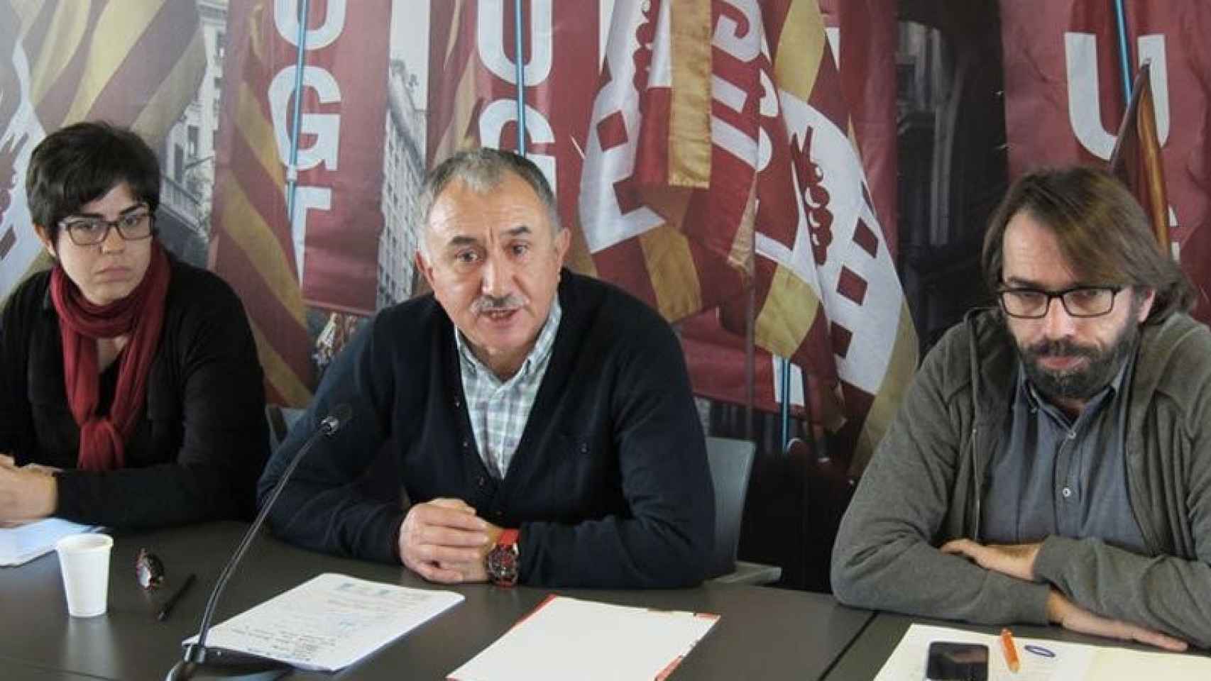 Josep Maria Álvarez (centro), junto a Laura Pelay (i) y Camil Ros (d) en una imagen de archivo previa al relevo en UGT de Cataluña / EP