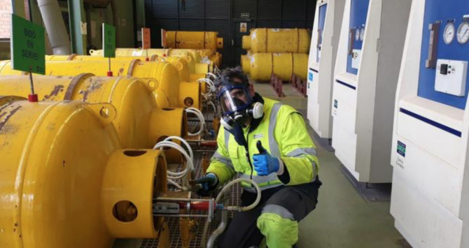 Un empleado de AGBAR en el interior de las instalaciones / AGBAR