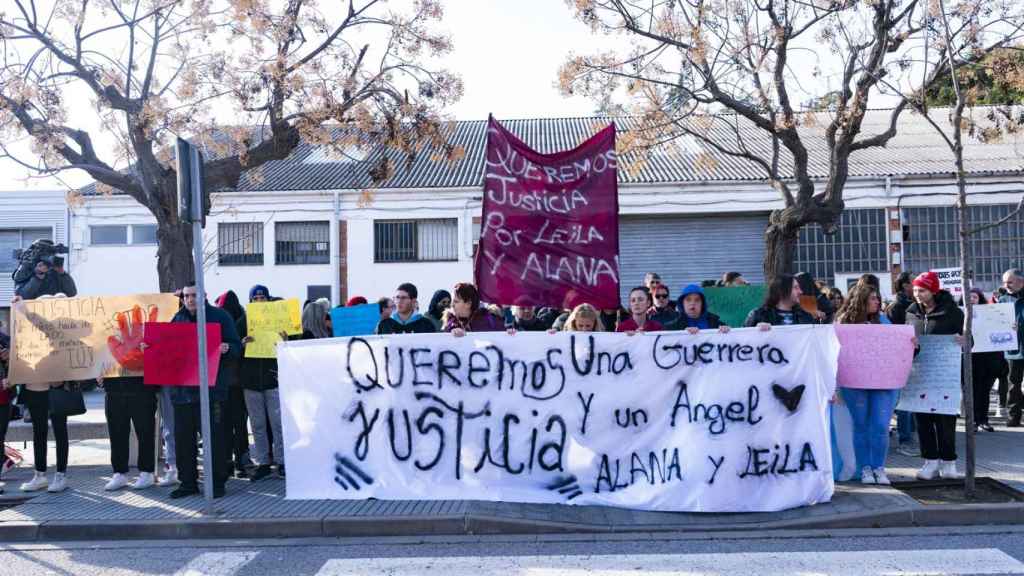 Manifestación por el suicidio de las gemelas de Sallent (Barcelona) víctimas de presunto acoso escolar / EFE - Siu Wu