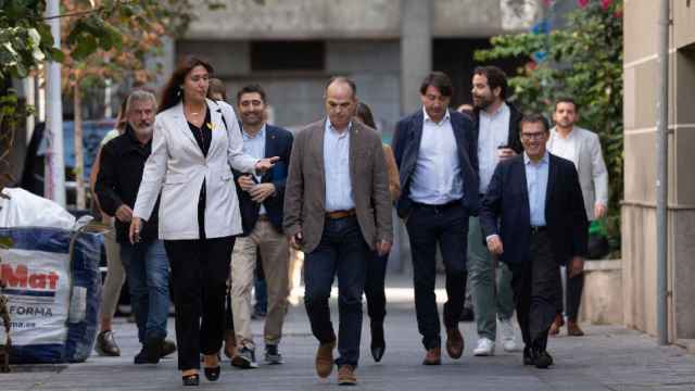 La ejecutiva de Junts después de la reunión de este lunes, en la que han decidido la pregunta que le harán a sus bases / DAVID ZORRAKINO - EUROPA PRESS