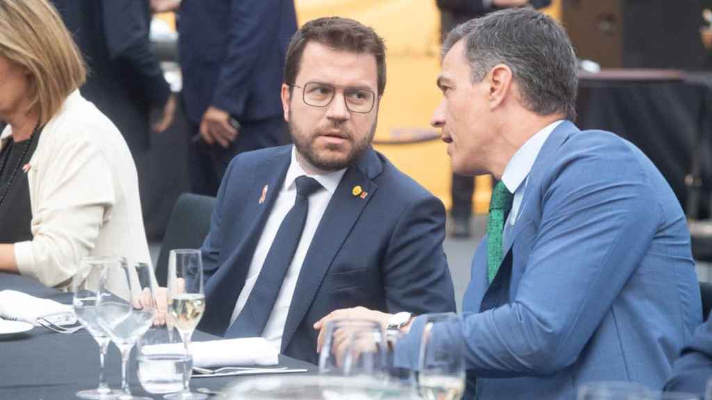 El presidente de la Generalitat, Pere Aragonès, y el presidente del Gobierno, Pedro Sánchez, en los Premios Pymes 2022 / CEDIDA