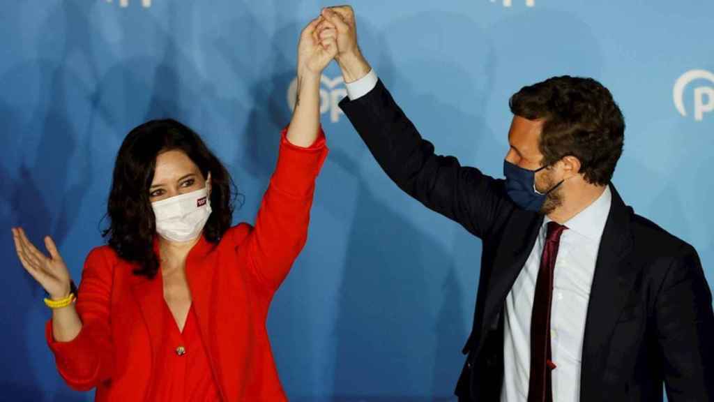 Isabel Díaz Ayuso y Pablo Casado celebran la victoria del PP en la Comunidad de Madrid / MARISCAL