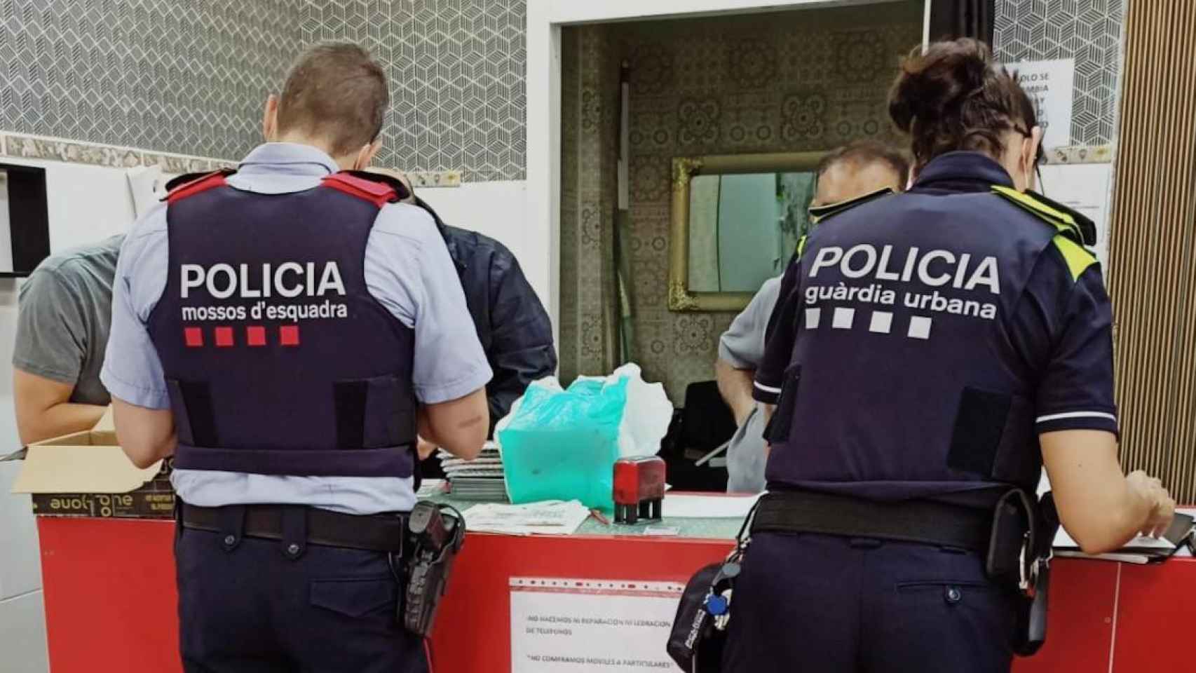 Un agente de los Mossos y una de la Urbana, cuerpos que velarán por el cumplimiento del toque de queda / GUARDIA URBANA