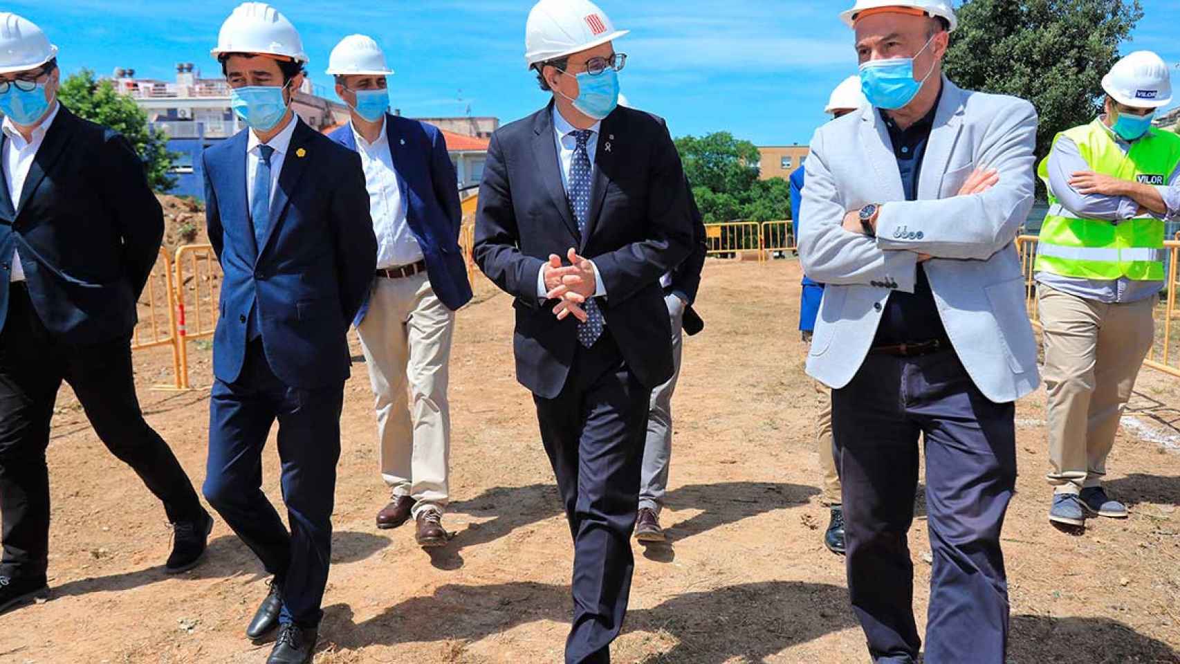 El presidente Quim Torra, en El Masnou, junto al consejero Damià Calvet / EP