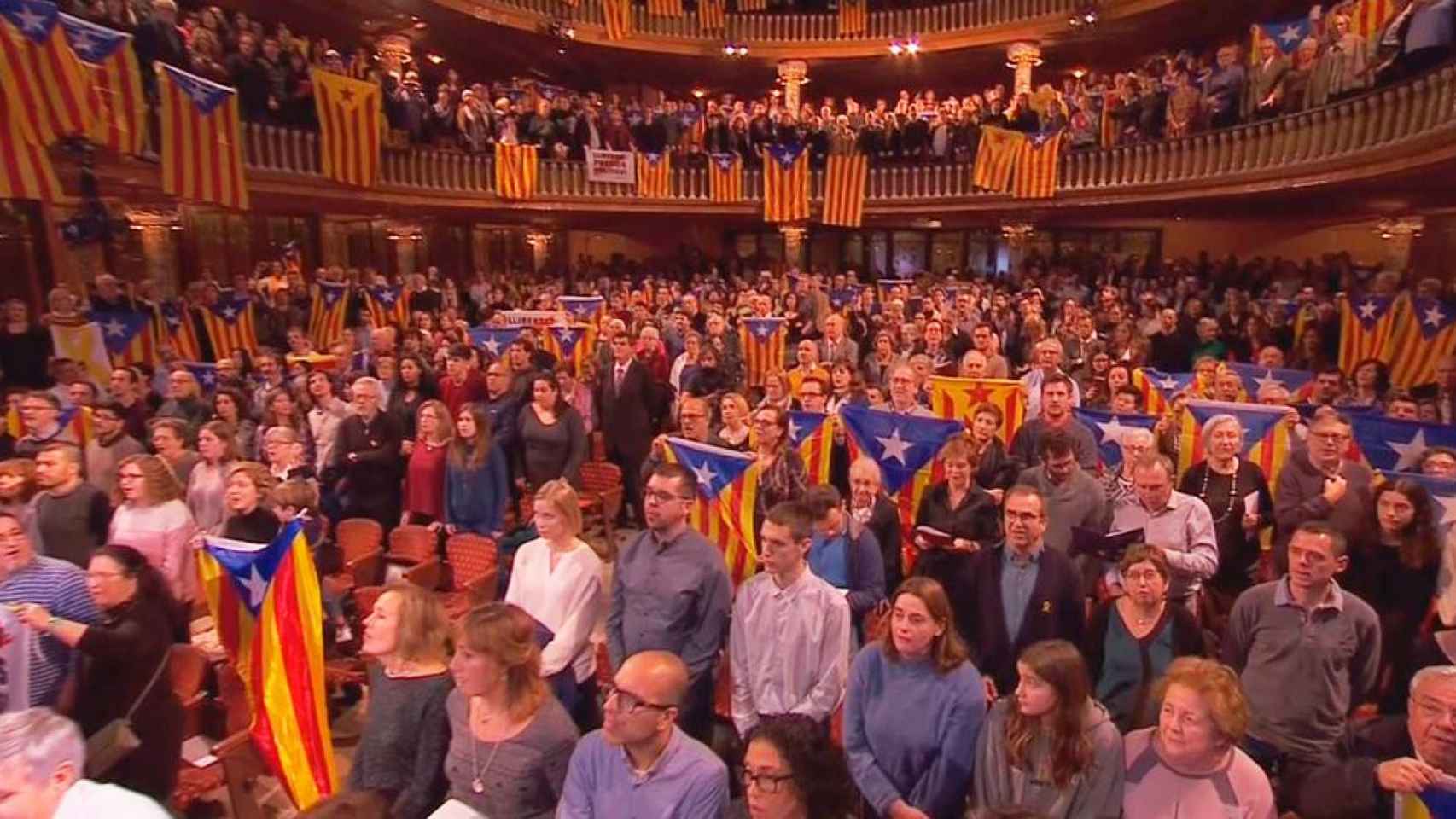 Esteladas en el Palau de la Música de Barcelona durante el Concierto del Día de San Esteban / CG