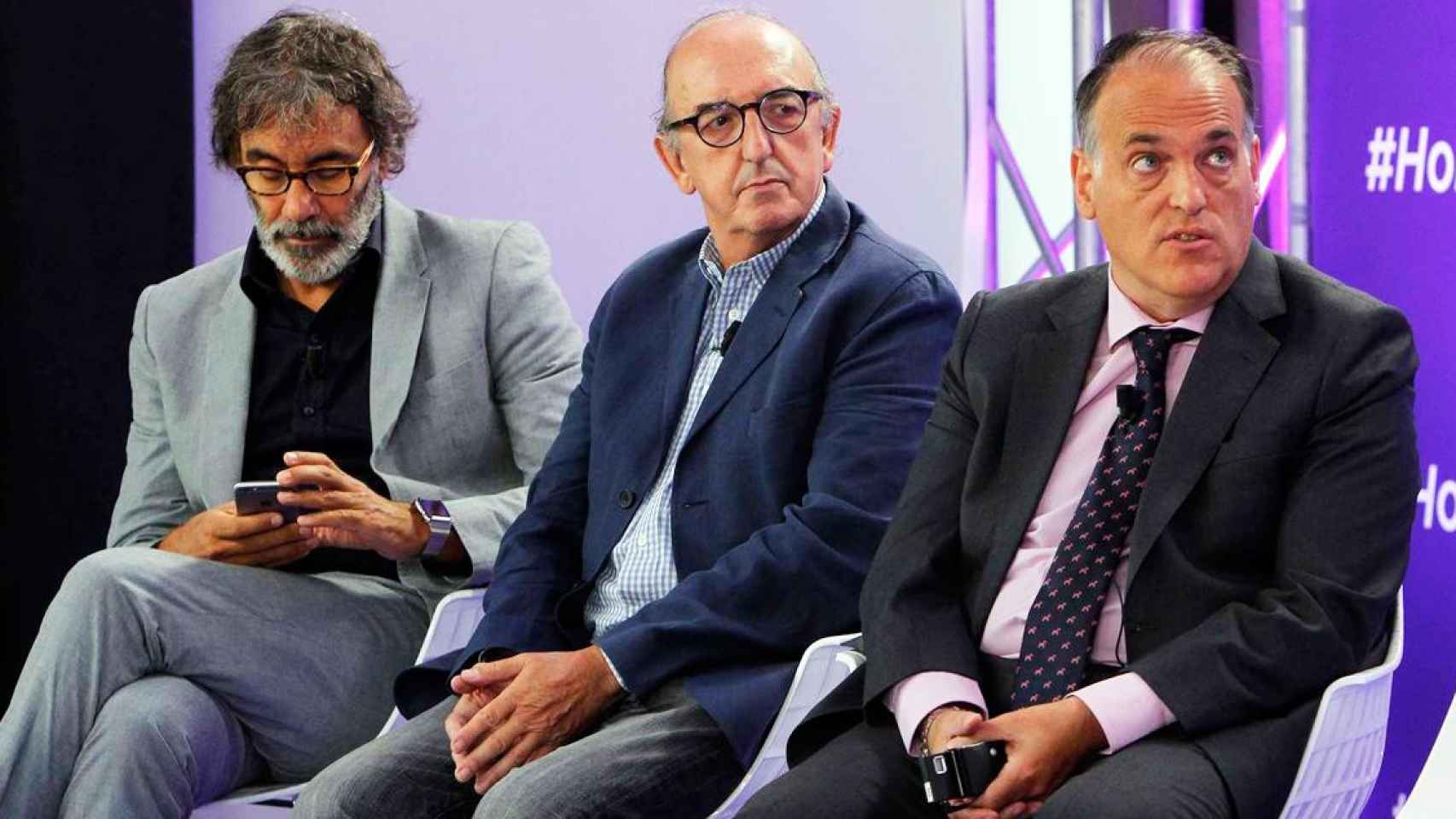 Tatxo Benet (i) y Jaume Roures (c), fundadores de Mediapro, con Javier Tebas, presidente de La Liga / EFE