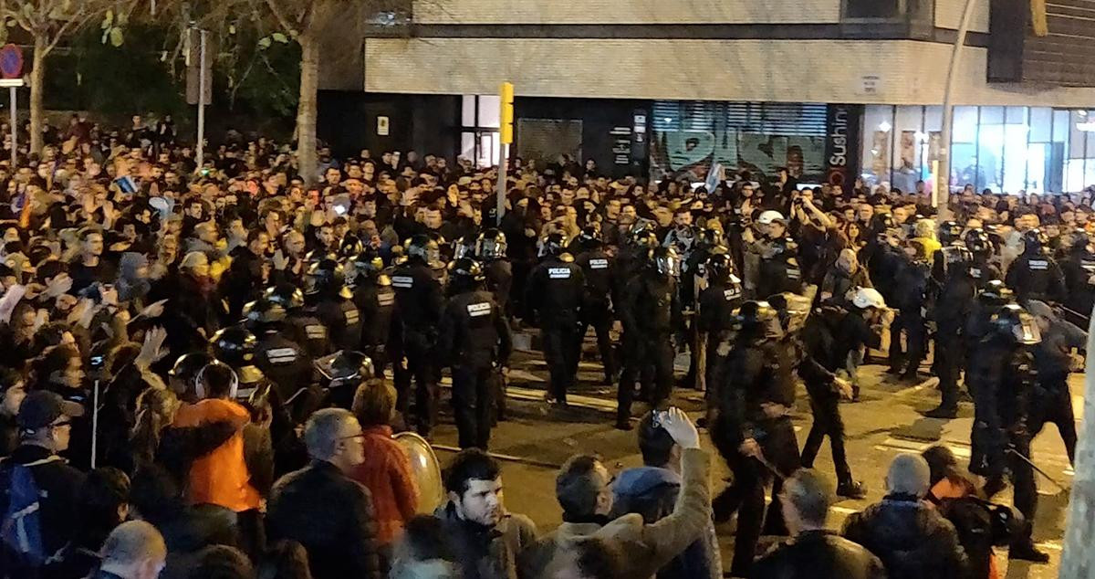 Cargas policiales por una pelea entre independentistas y Boixos Nois antes del clásico / EP