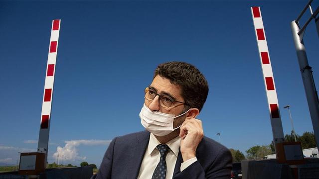 El vicepresident del Govern de la Generalitat de Cataluña junto a una barrera de peajes / MONTAJE CG