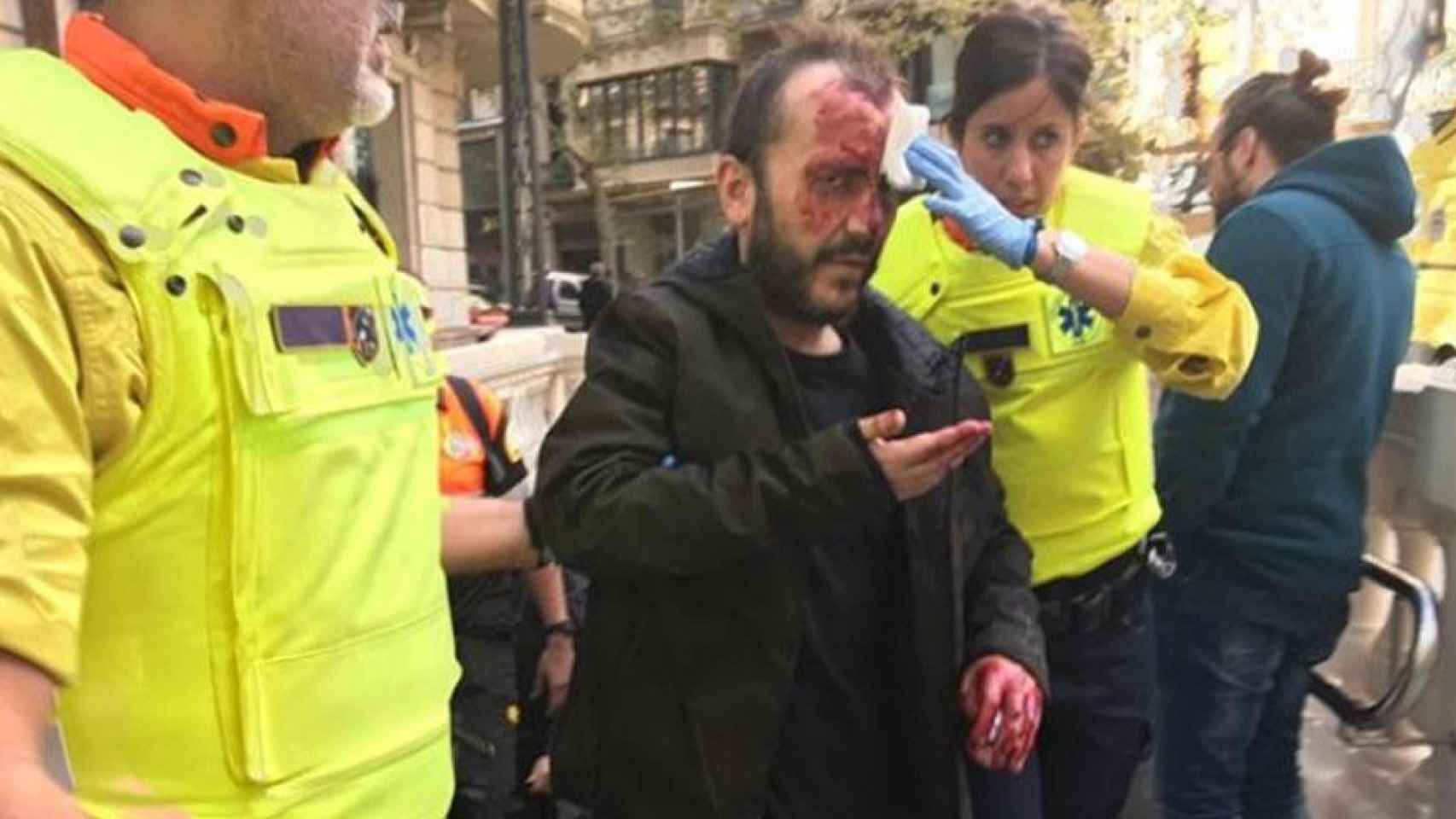 Agreden a un hombre con una bandera de España en el Metro de Barcelona / TWITTER