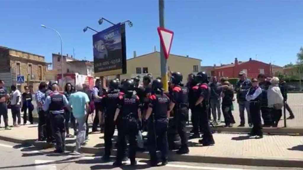 Los Mossos intervienen en una pelea en Verges donde los vecinos se enfrentaron a un grupo de personas que intentaba descolgar 'estelades / TWITTER'