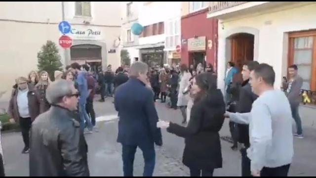 Arrimadas, increpada en Premià de Mar / @CiudadanosCs