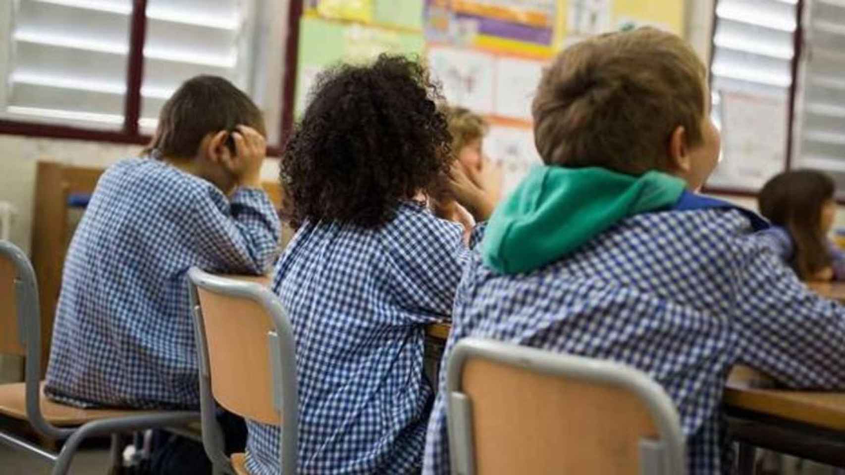 Imagen de archivo de niños en clase, cuyo refuerzo de personal docente interino ha acabado recurrido en Cataluña por el sindicato de funcionarios / EFE