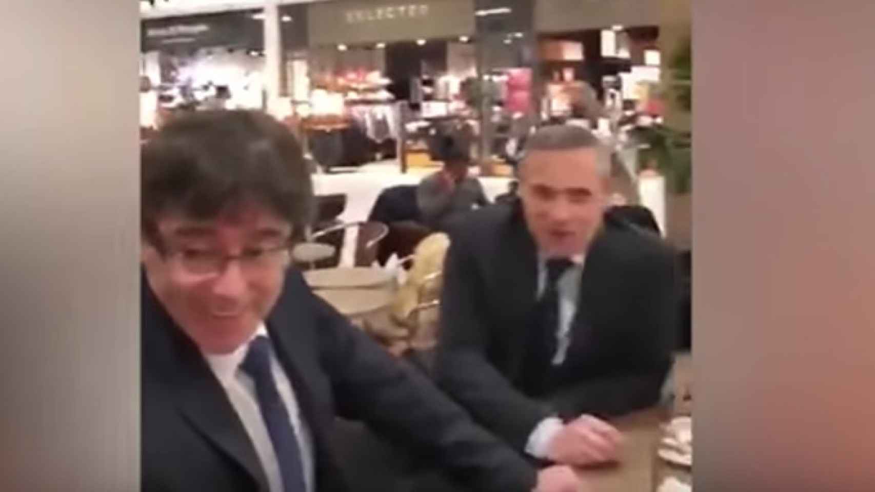 Carles Puigdemont, en Copenhague junto a Josep Lluís Alay, Comisionado de Relaciones Internacionales de la Diputación de Barcelona / CG