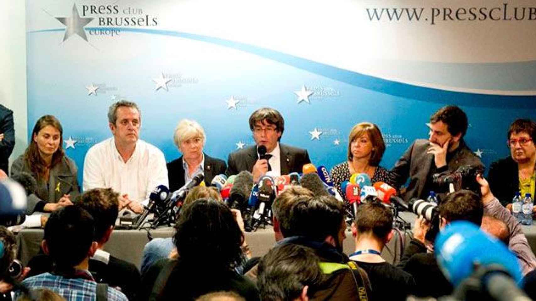 Carles Puigdemont (c), expresidente de la Generalitat, en rueda de prensa en Bruselas junto a los miembros de su gobierno Meritxell Serret (Agricultura), Joaquim Forn (Interior), Clara Ponsatí (Educación), Toni Comín (Sanidad) y Dolors Bassa (Trabajo) / E