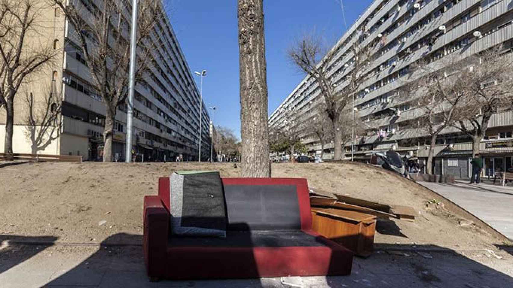 Un sofá abandonado en el barrio de La Mina de Sant Adrià de Besós (Barcelona) / ALBERTO GAMAZO