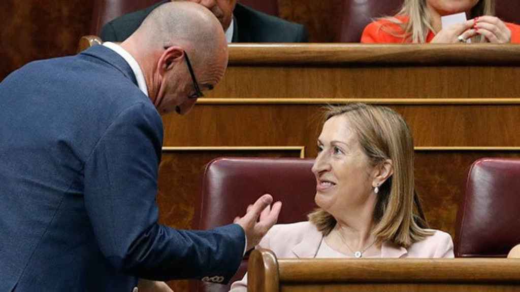 Ana Pastor conversa en su escaño con el diputado de C's Félix Álvarez poco antes de su elección.