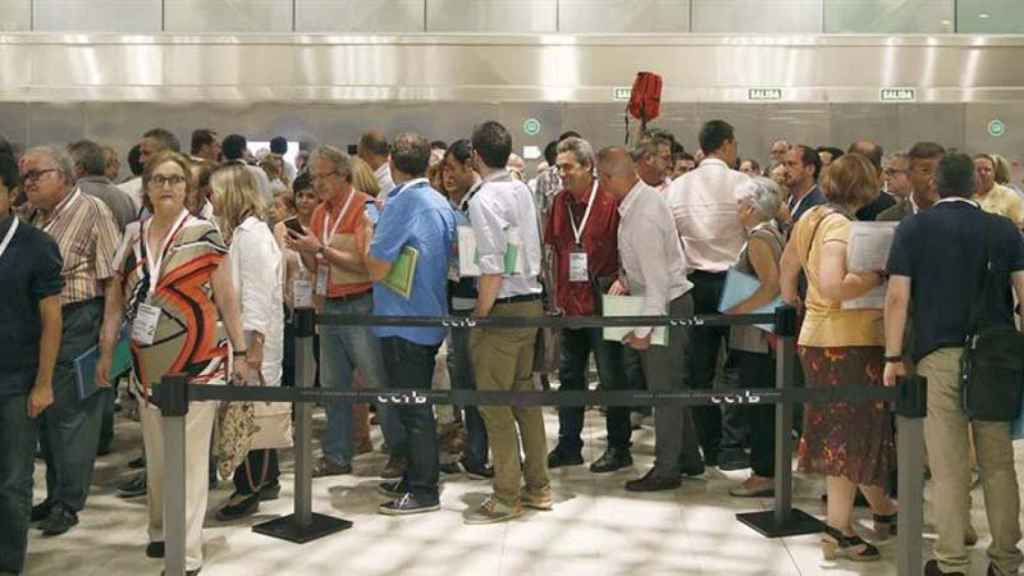 Congresistas convergentes a su llegada al Centro de Convenciones del Forum.