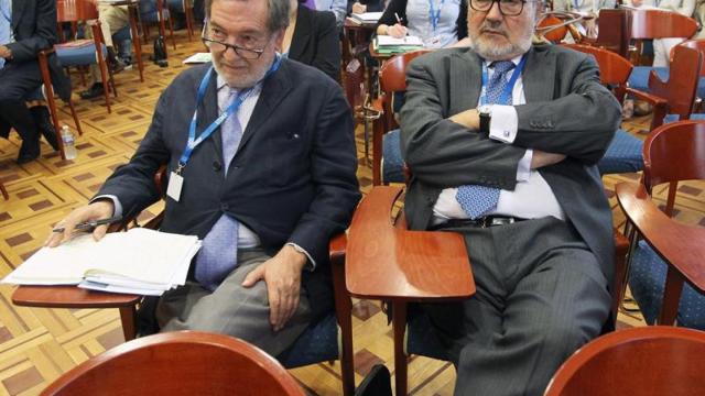 Pedro Solbes (D), ex vicepresidente de la Comisión Europea y del Gobierno español, ayer en la UIMP de Santander