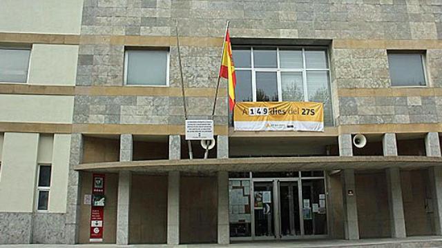 La fachada del Ayuntamiento de Calldetenes (Barcelona)