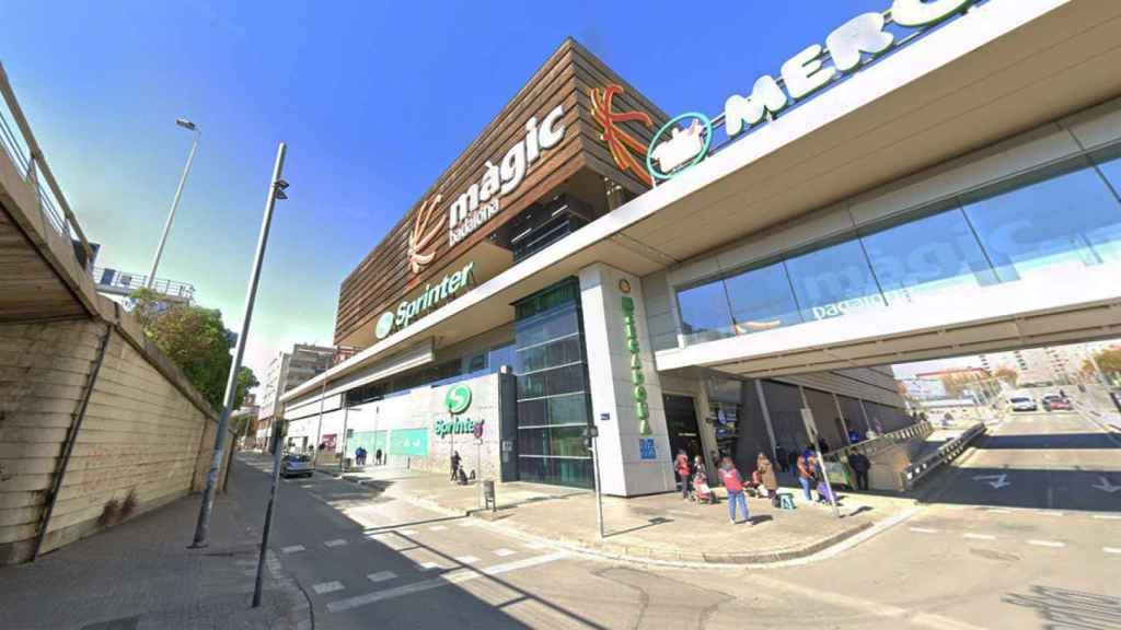 Centro comercial Màgic, en Badalona (Barcelona), en cuyos lavabos habría tenido lugar una agresión sexual a una niña de 11 años y ahora se investigan dos más / GOOGLE STREET VIEW