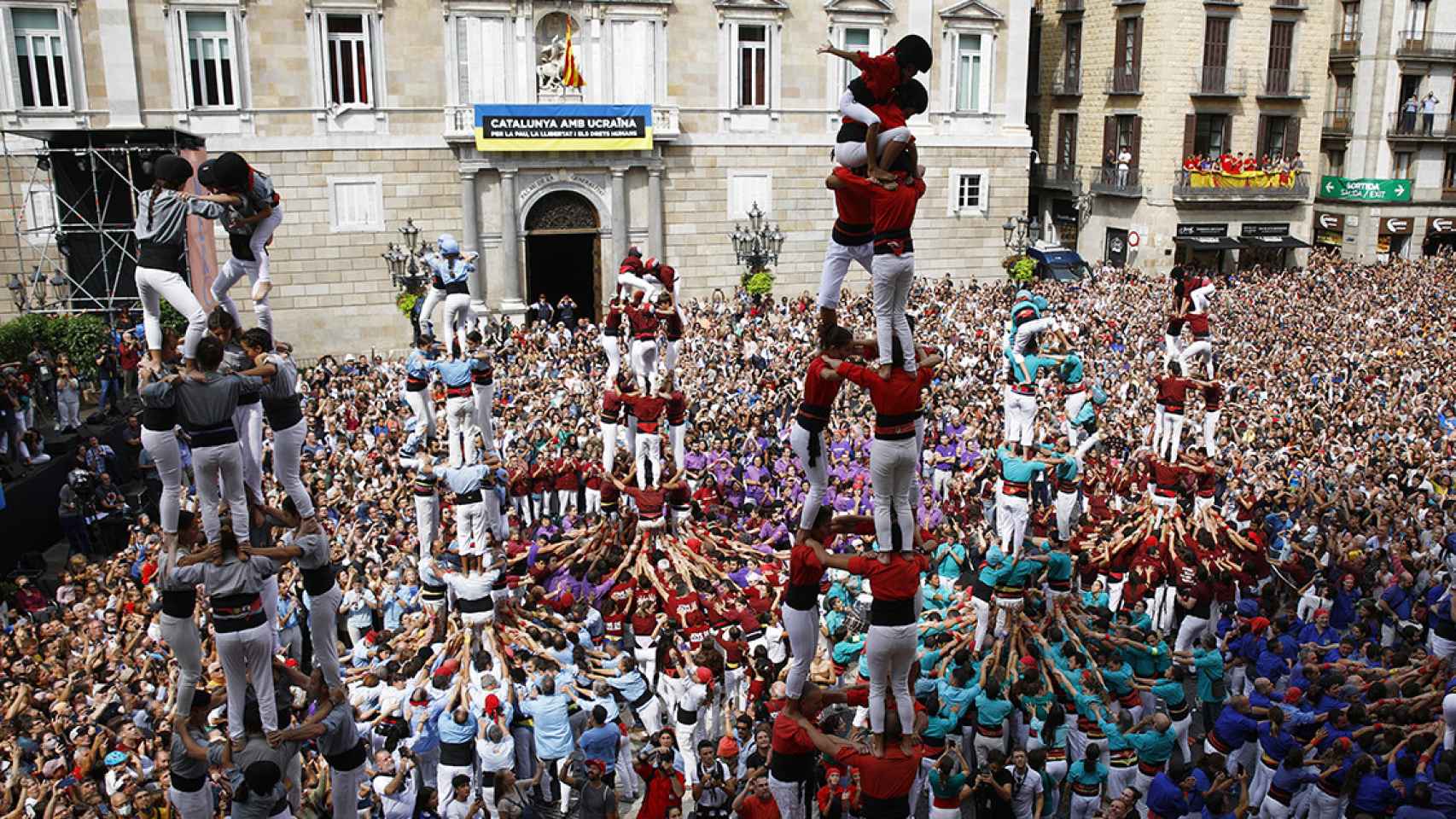 'Castellers' construyendo torres en la plaza Sant Jaume en una imagen de archivo / KIKE RINCÓN - EUROPA PRESS