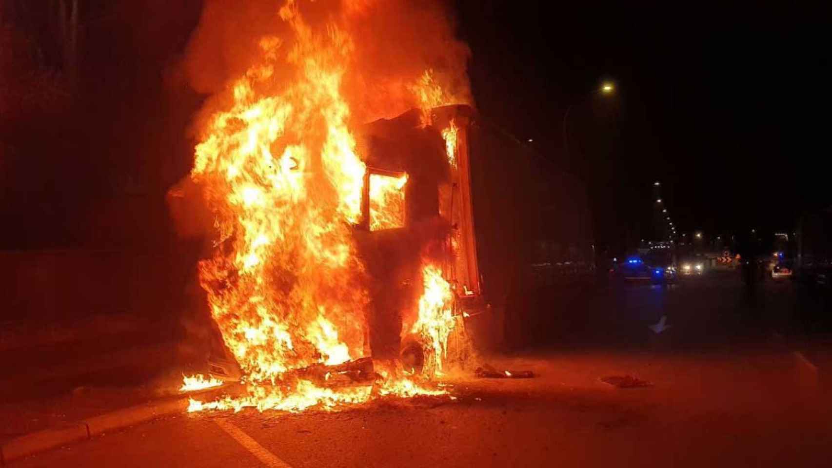 Los bomberos trabajan en el incendio de un camión en el que ha habido un herido grave / BOMBERS