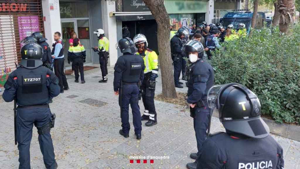 Operativo de los Mossos en un 'after' de Les Corts / MOSSOS