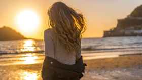 Mujer contempla una puesta de sol