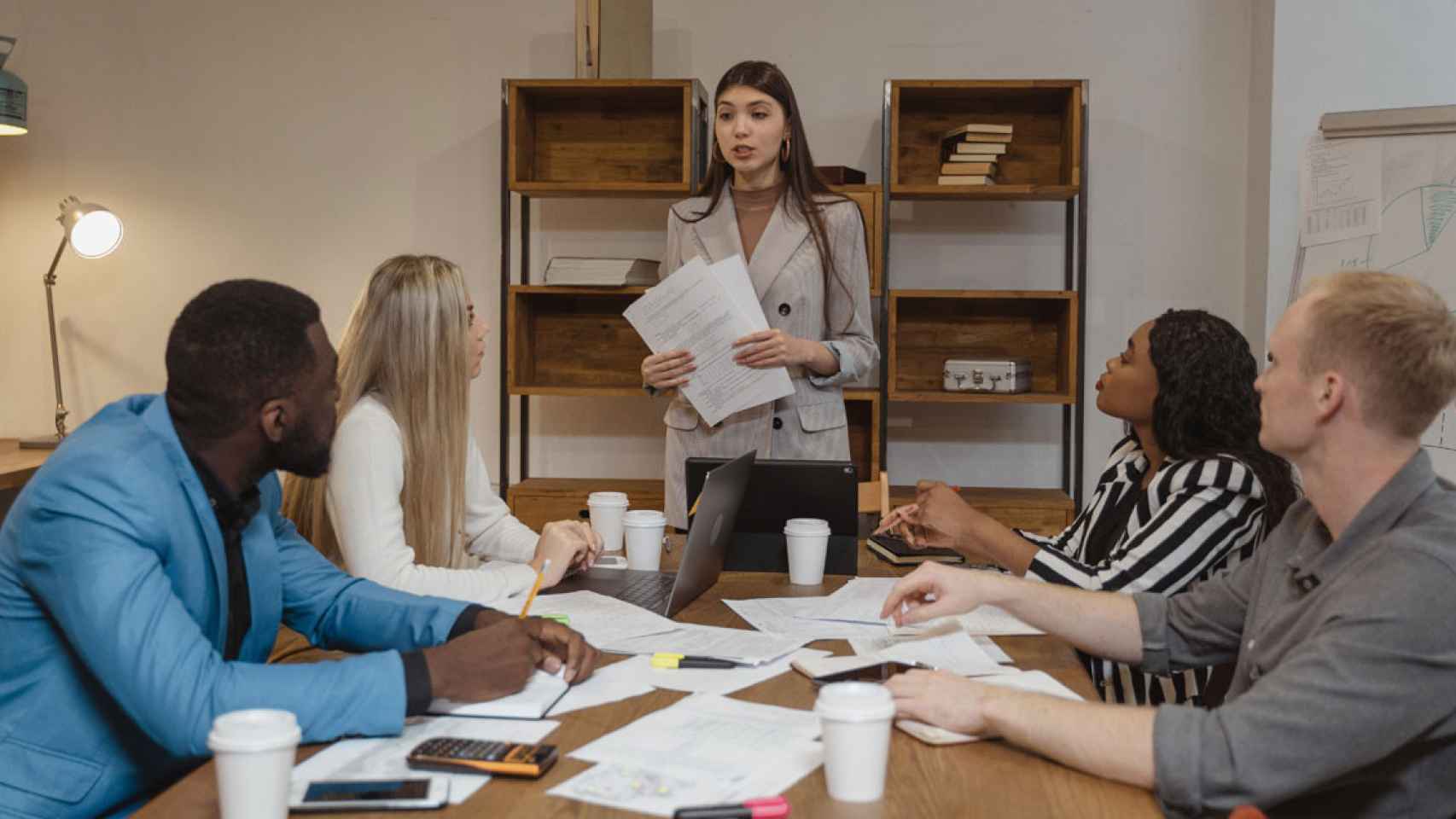 Una mujer lidera una reunión de equipo. Liderar / Tima Miroshnichenko - Pexels