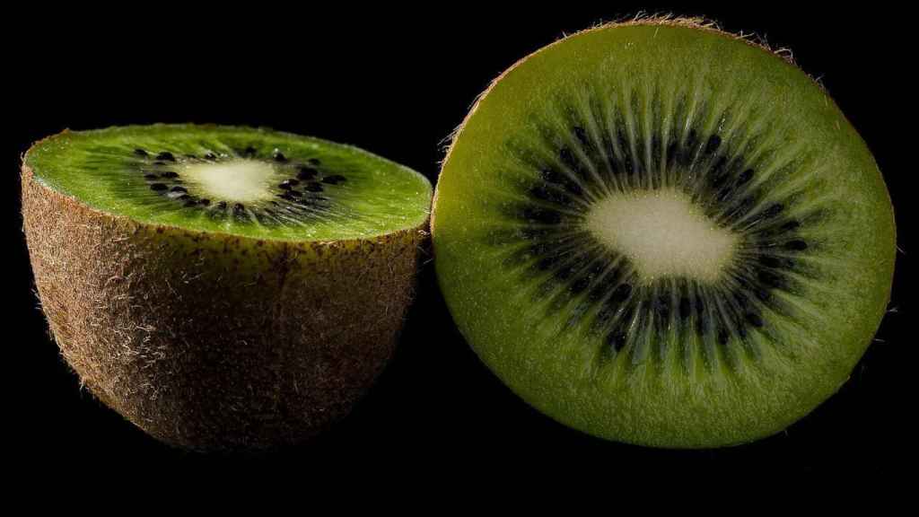 Un kiwi partido por la mitad / PIXABAY