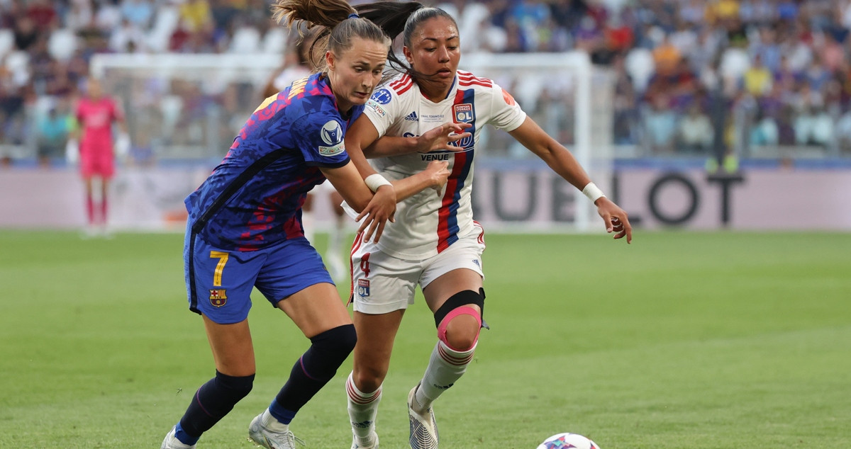 La centrocampista del Barcelona Caroline Hansen (i) pelea un balón con Selma Bacha, del Olympique, durante la final de la Liga de Campeones femenina entre el Lyon y el FC Barcelona que se disputa este sábado en Turín / EFE (Kike Huesca)