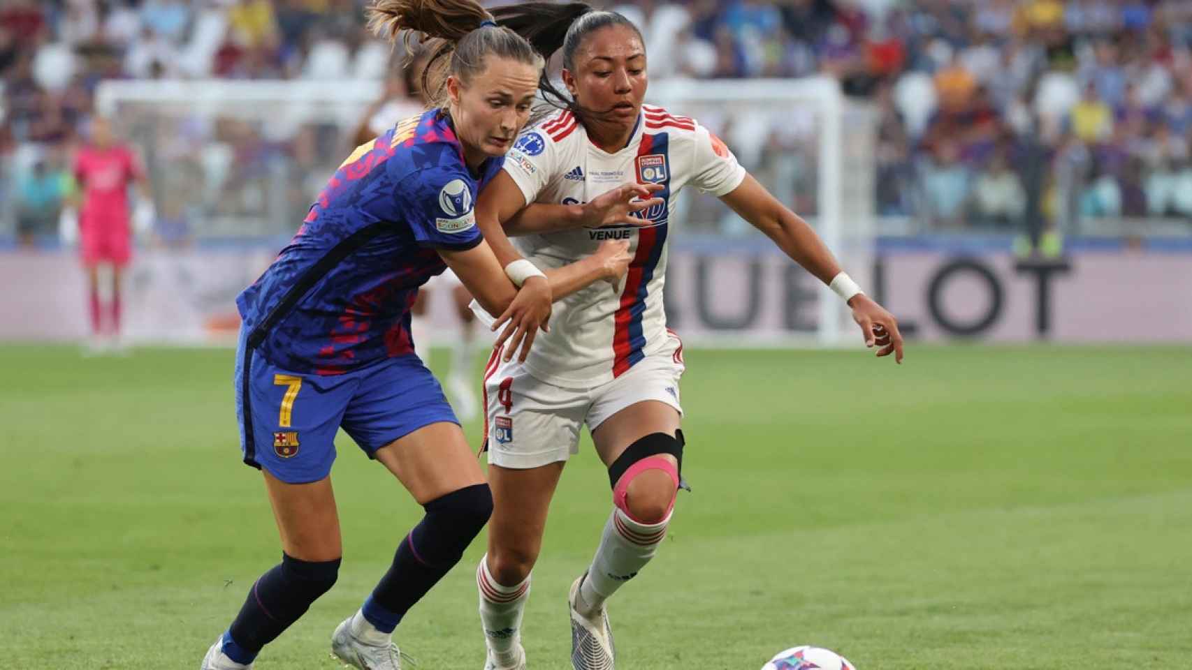 La centrocampista del Barcelona Caroline Hansen (i) pelea un balón con Selma Bacha, del Olympique, durante la final de la Liga de Campeones femenina entre el Lyon y el FC Barcelona que se disputa este sábado en Turín / EFE (Kike Huesca)