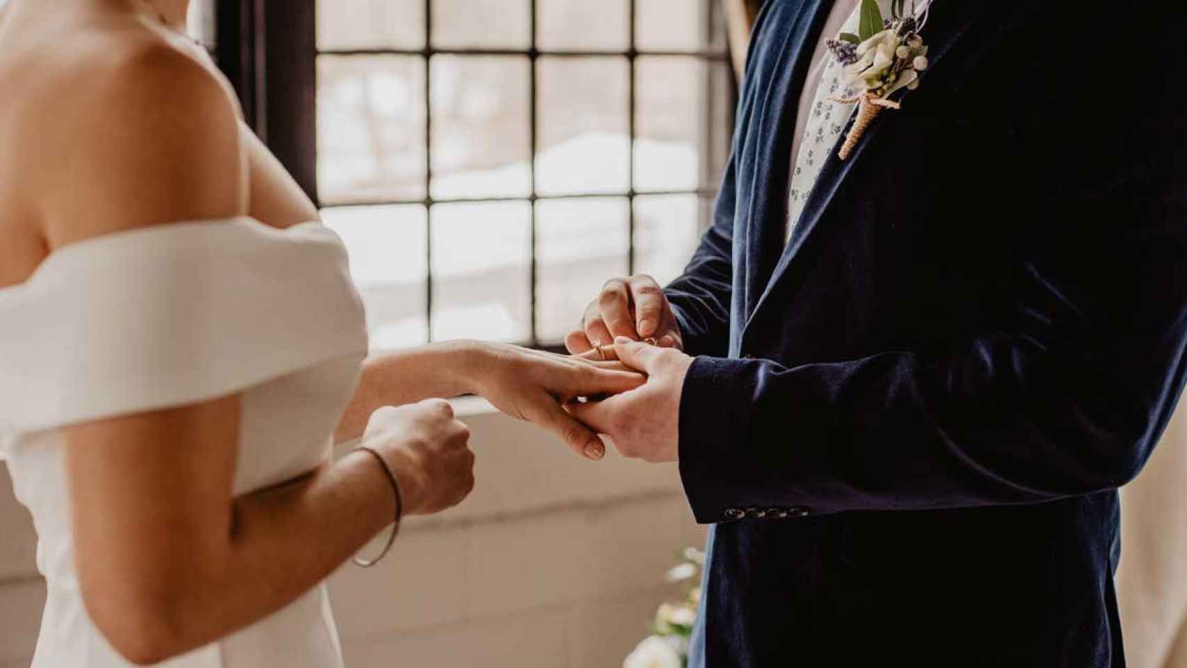 Dos personas contraen matrimonio / PEXELS