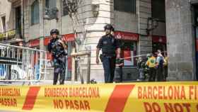 Bomberos en las proximidades del Hotel Petit Palace cerca de Las Ramblas / PABLO MIRANZO