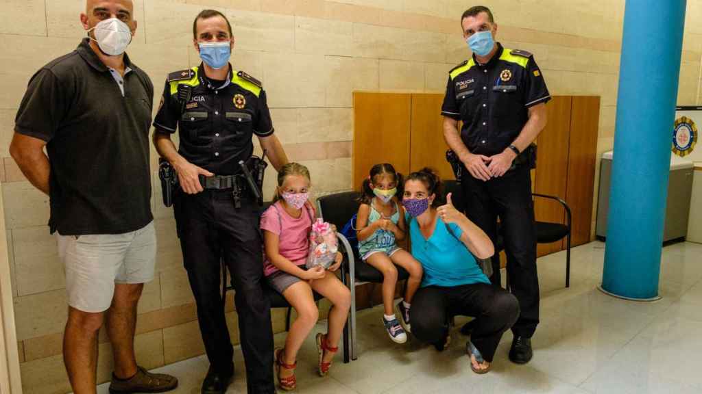 Emma, junto a su familia, visita a los dos agentes que la trasladaron al hospital cuando convulsionaba / URBANA